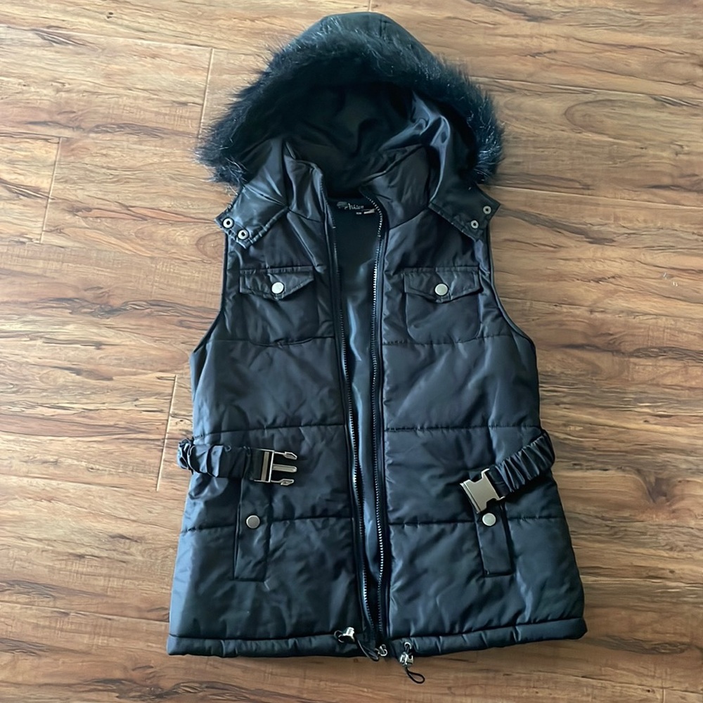 ✨LIKE NEW✨black puffy vest with fur lined hood, size M